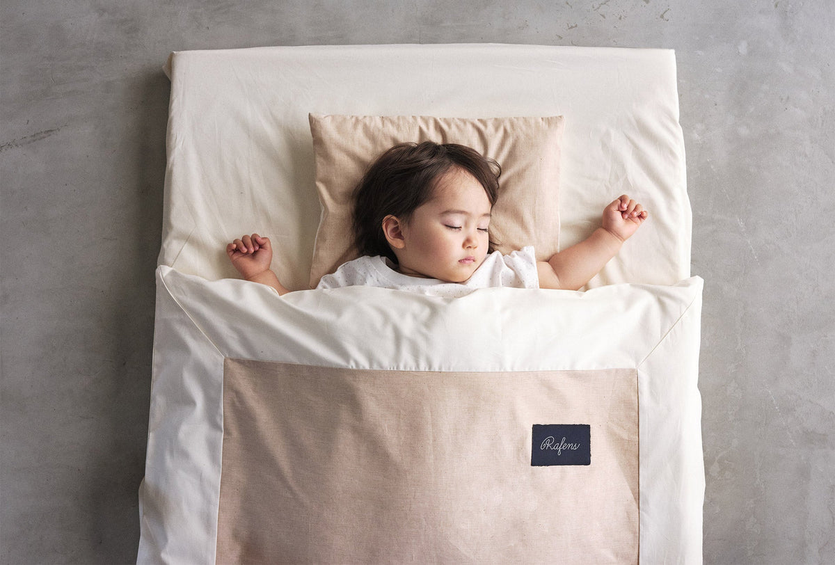オーガニックベビー布団で眠る赤ちゃん